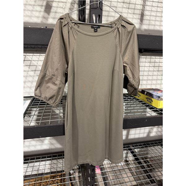 Medium dress with pockets