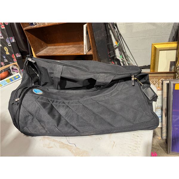 Tracker duffel bag with wheels