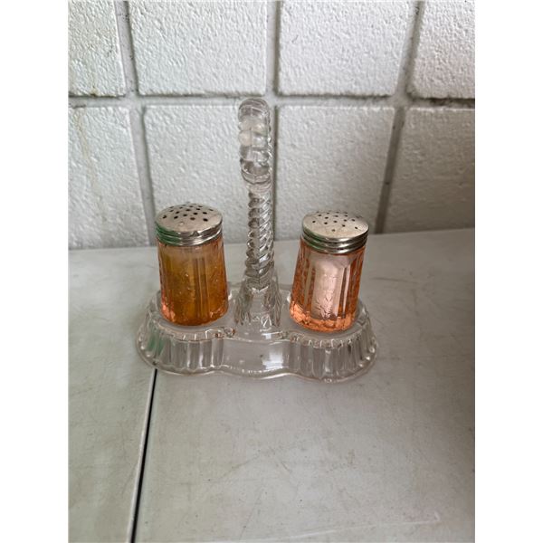 Slat and pepper shakers