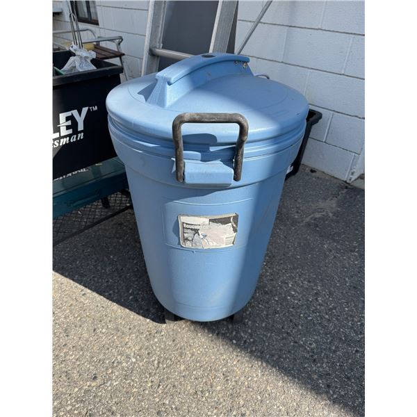 Roughneck garbage can with lid