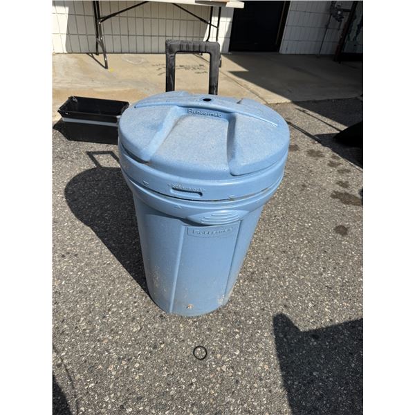 Rubbermaid garbage can
