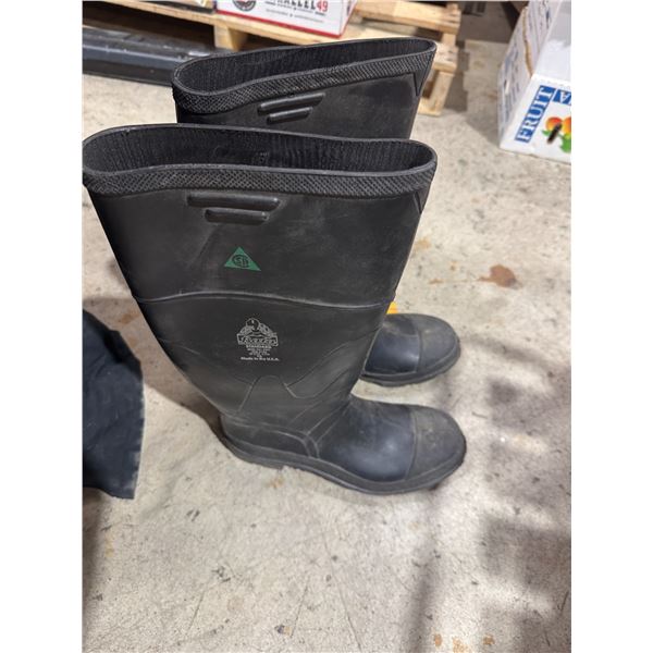 Steel toed  size 9 boots