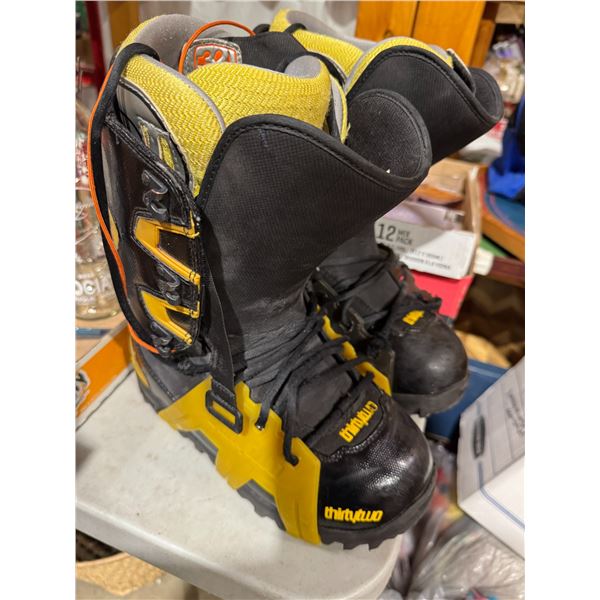 Snowboard boots size 9