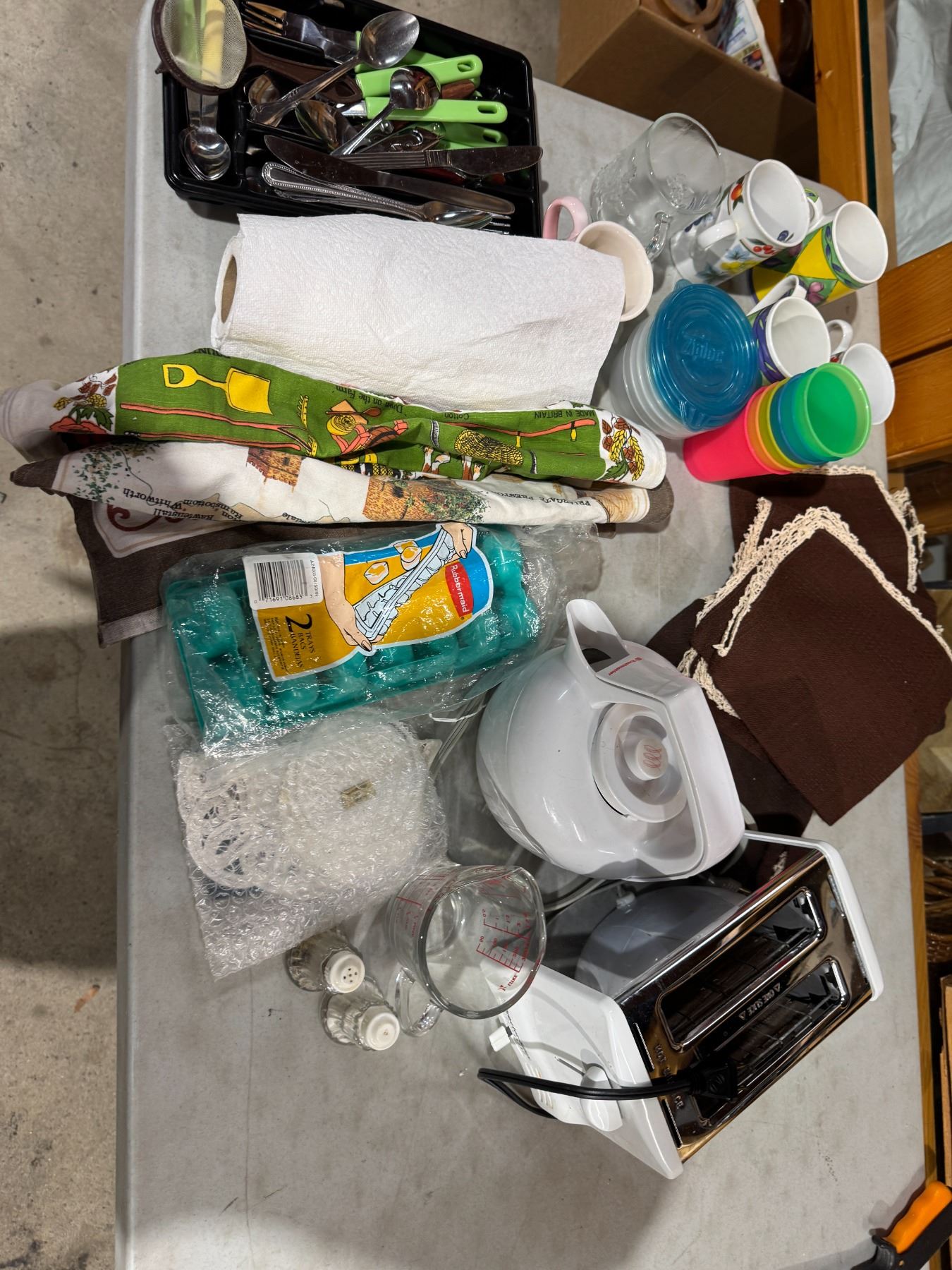 Assorted kitchen items