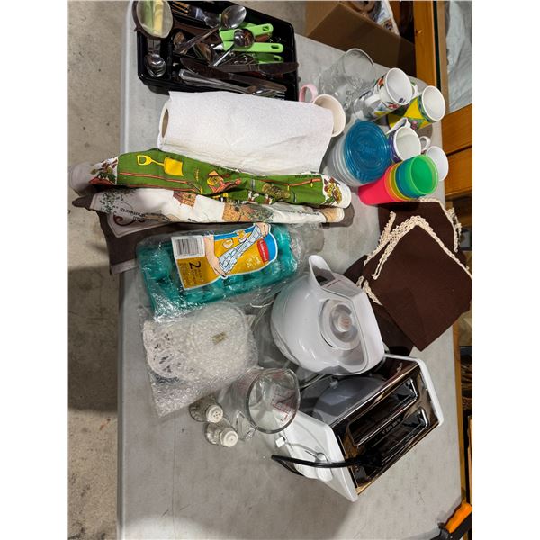 Assorted kitchen items