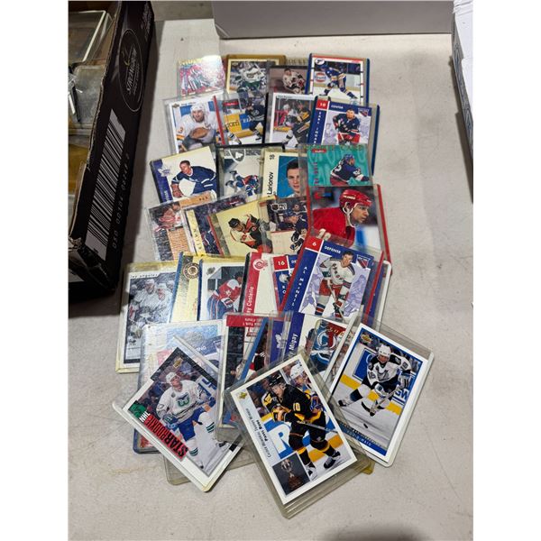 Assorte hockey cards