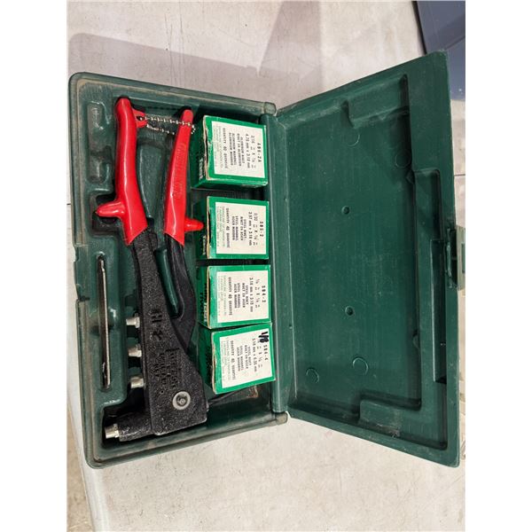 Rivet gun with rivets