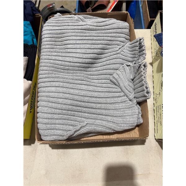 Ladies gap sweater size large