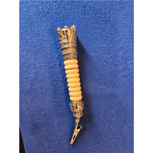 Crown and skull clip