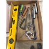 Image 1 : tools and level