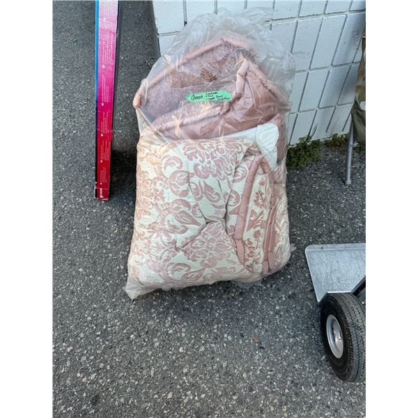 Queen size comforter pillows sheets