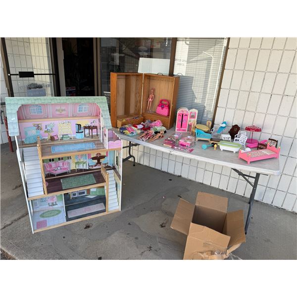 Dollhouse and accessories