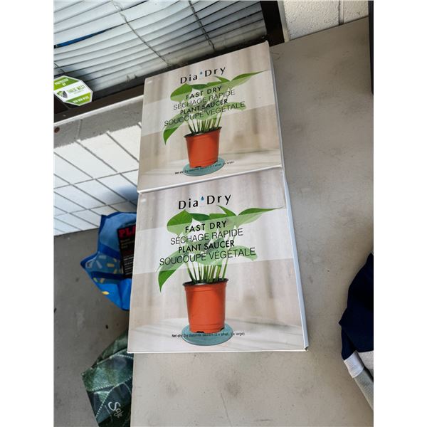 Fast dry plant saucer