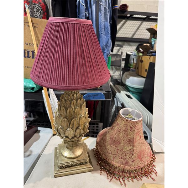 Lamp with extra shades