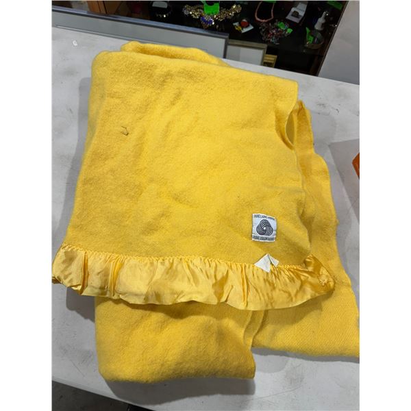 Wool blanket, small hole see picture