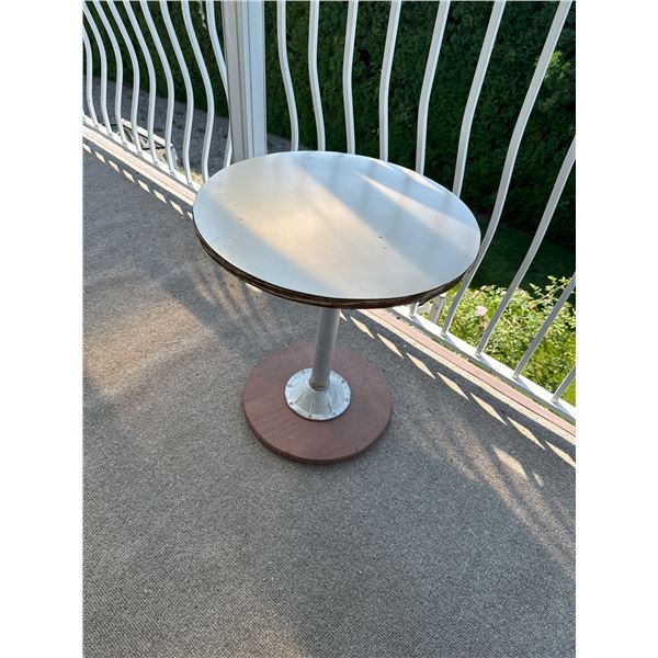 Pedestal table