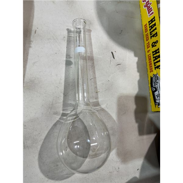 Pyrex glass measuring item