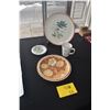 Image 1 : BLANDING 9 1/2" PLATE, BROCK ALOHA PLATE, CUP W/PALM TREE & TRADER VIC'S ASHTRAY (4 PCS) (DOES NOT I