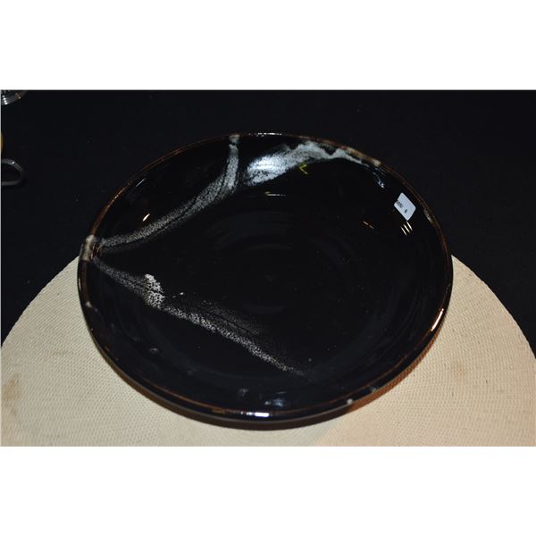 10 1/4" HIGA CERAMIC PLATE, BLACK W/WHITE GLAZE STROKES (10 1/4" X 1 1/2")