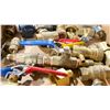 Image 3 : BOX OF ASSORTED BRASS FITTINGS