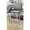 Image 4 : 4 ASSORTED DESIGNER BAR CHAIRS