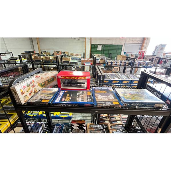 SHELF OF ASSORTED HO SCALE MODEL TRAIN SCENIC STRUCTURES - WALTHERS, MODEL POWER & ATLAS