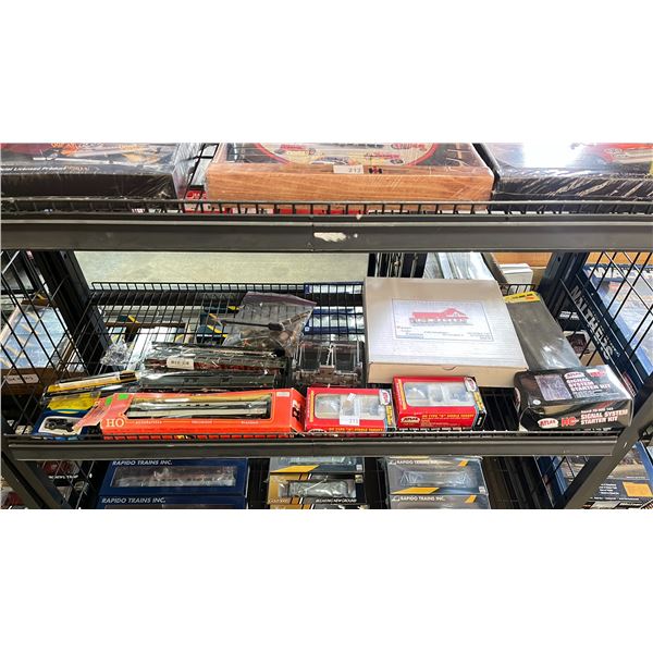 SHELF OF ASSORTED HO SCALE MODEL TRAINS, CANADIAN NATIONAL RAILWAY THIRD CLASS STATION STRUCTURE &