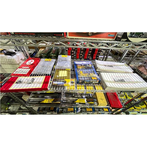 SHELF OF ASSORTED HO SCALE MODEL TRAIN SCENIC STRUCTURES