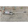 Image 2 : 2 TRIPOD JACK STANDS, SOLID ALUMINUM PIPE & 3,000 LBS HYDRAULIC TROLLEY JACK