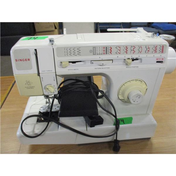 SINGER SEWING MACHINE (MISSING FOOT PLATE)