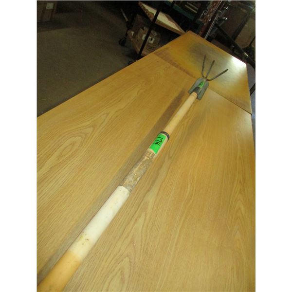 CULTIVATOR/HOE COMBINATION TOOL