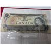 Image 3 : 2 dollar canadian bill and 1 dollar canadian bill