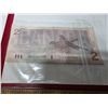 Image 4 : 2 dollar canadian bill and 1 dollar canadian bill