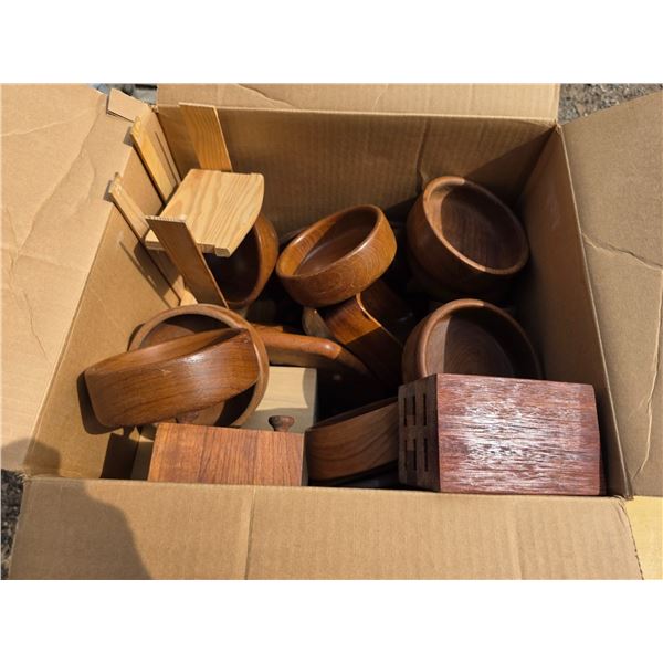 Lot of wood kitchen items