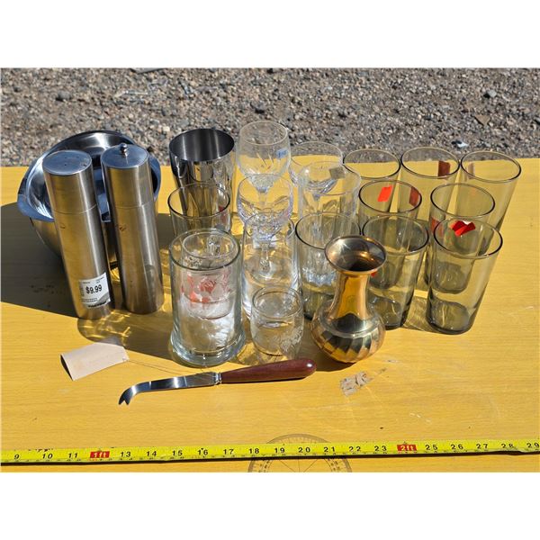 Lot of kitchen ware items, glasses, bowls