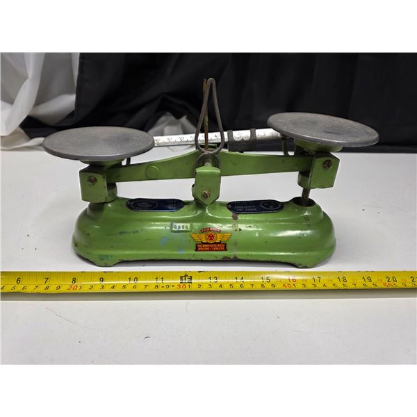 Vintage Fabrica balance scale-