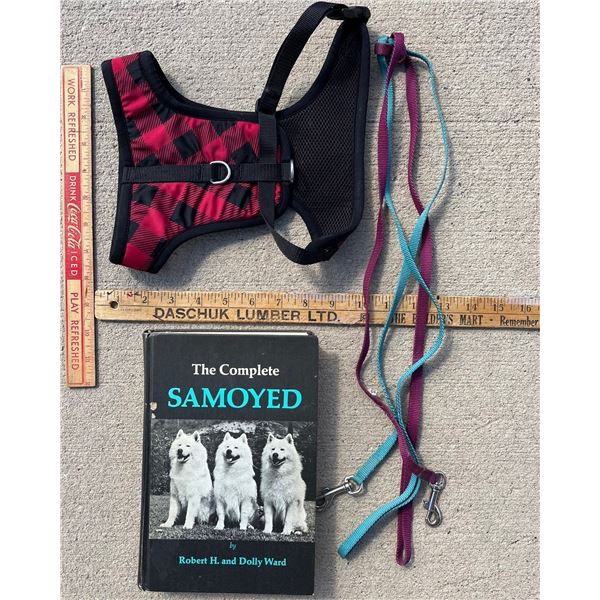 Dog book with harness and 2 leashes