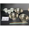 Image 1 : 3 stainless bowls - 3 Pyrex D-handle mugs