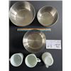 Image 2 : 3 stainless bowls - 3 Pyrex D-handle mugs