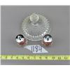 Image 1 : 2 salt and pepper shakers and lid
