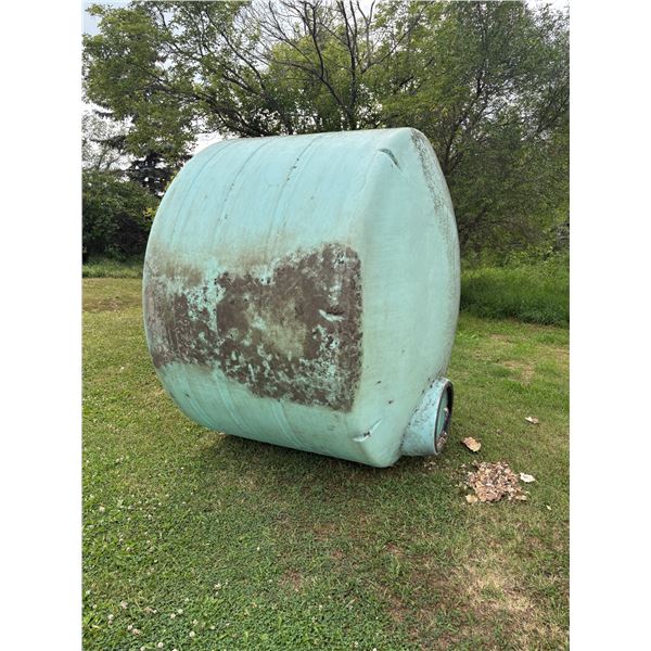 Approx 1000-gal poly tank