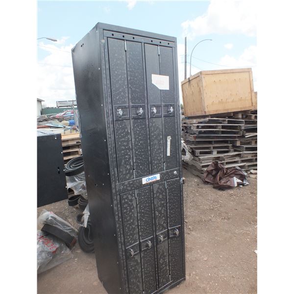 4 Metal Lockers / Cabinets