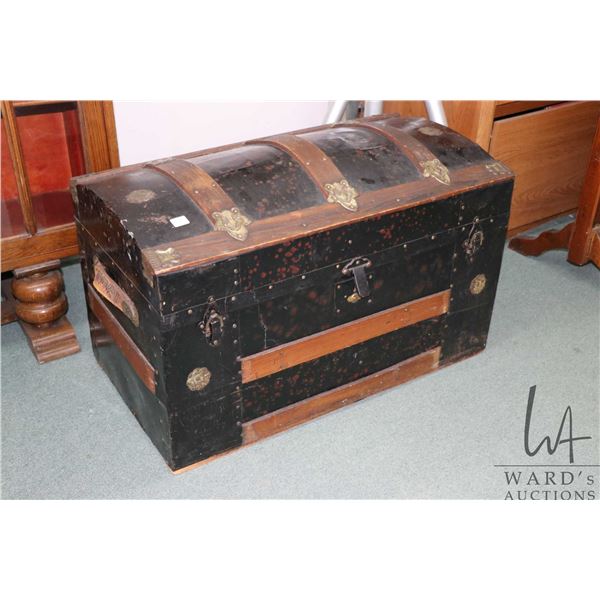 Antique oak bound dome top steamer trunk 17" H X 29" X 17" . Note: Not available for shipping. Local