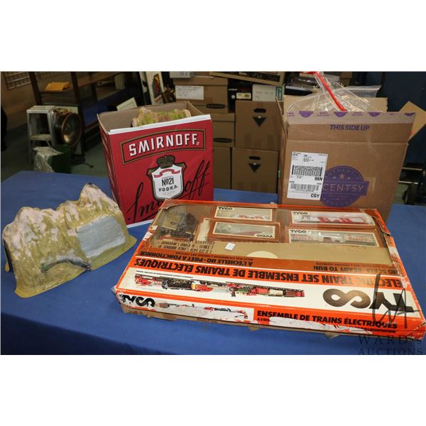 Selection of HO gauge train items including Tyco engines and rolling stock plus a assortment of trac