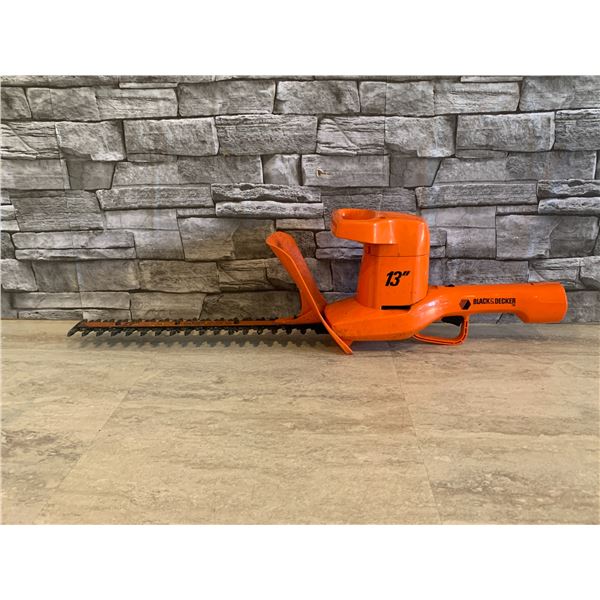 Black & Decker Hedge Trimmer - Model #: 8115-04 Type 2 - 13" - Tested