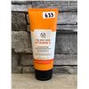 Image 1 : The Body Shop - Vitamin C Glow Boosting Microdermabrasion Cream - 100mL - New