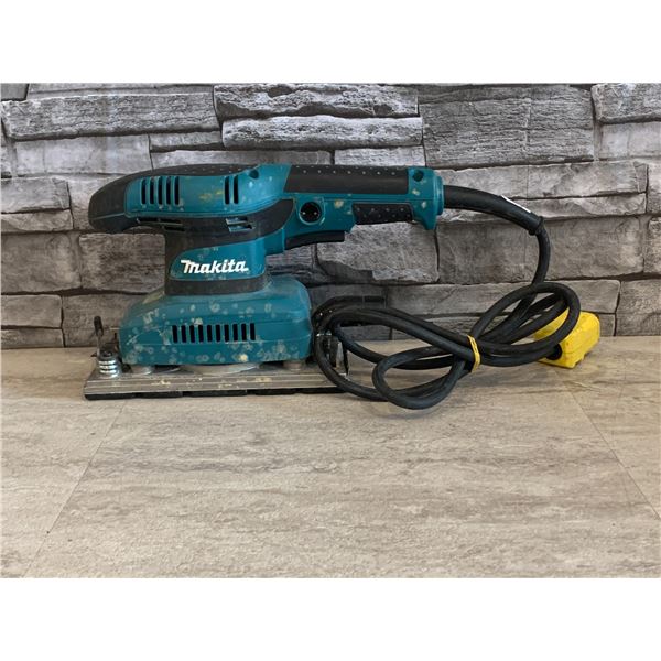 Makita Sheet Finishing Sander - 1/3" - Model #:BO3710 - Tested