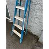 Image 6 : Fiberglass Ladder - 5 Steps