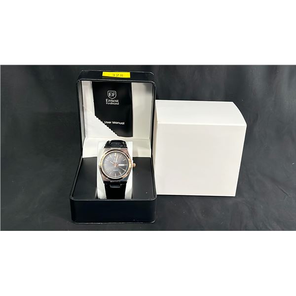MEN'S ERNEST FERDINAND DAY/DATE WATCH WITH LEATHER STRAP IN BOX: 3ATM WATER RESISTANT