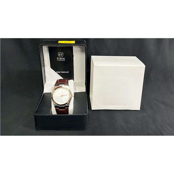 MEN'S ERNEST FERDINAND DAY/DATE WATCH WITH LEATHER STRAP IN BOX: 3ATM WATER RESISTANT